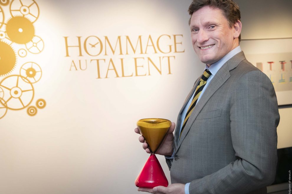 02-FHH_18avril2018©G.Maillot-point-of-views.ch-4871 Greubel Forsey's Stephen Forsey accepts the Homage au Talent award given by the FHH.