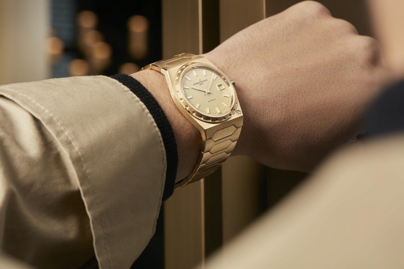 Vacheron Constantin Historiques 222 watch in 18-karat yellow gold. 