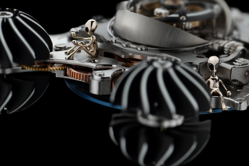 HM6_Alien Nation_CloseUP-02_HRES_CMYK In addition to the pilot alien that sits in the MB&F HM6 Alien Nation case between two of the turbines, there are five more alien crew members inside the watch.