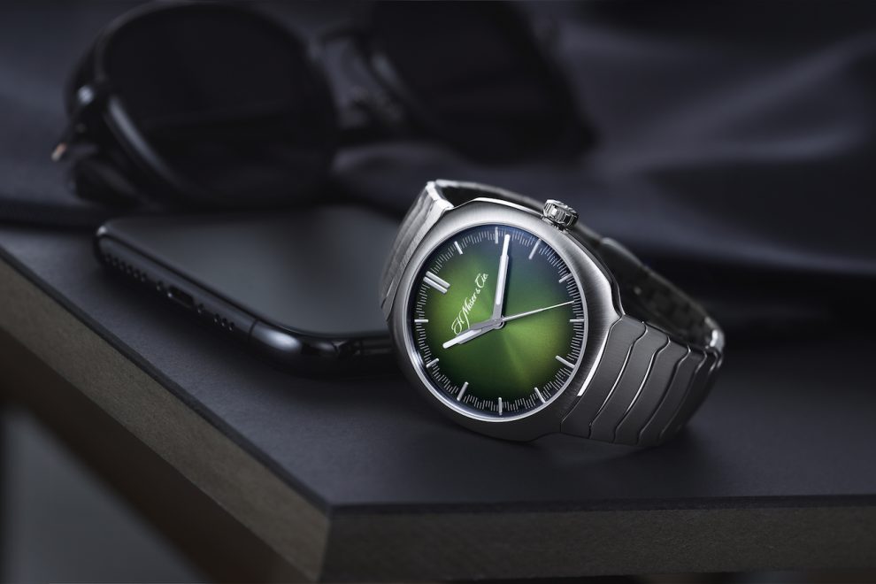 HMoser_6200-1200_Streamliner_CentreSeconds_MatrixGreen_Lifestyle_pressA4 H. Moser Streamliner Center Seconds
