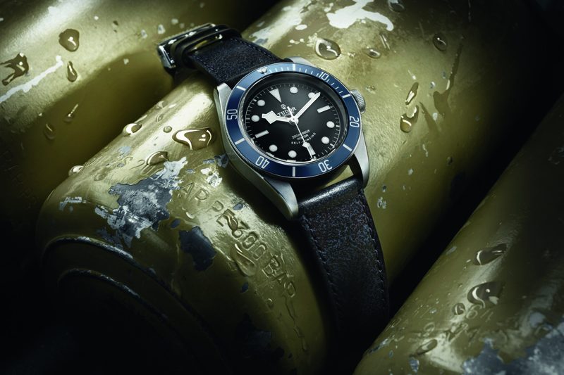 M79220B-0002_black_leather_blue_AMB1