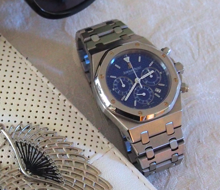 The watch is a perfect look for men or for women   thanks to the stunning blue tapisserie dial. 