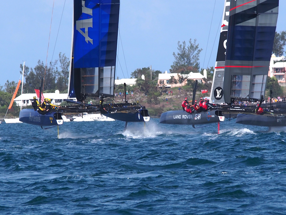 The racing was intense, with the boats flying out of the water at top speeds (Photo: @ R. Naas)