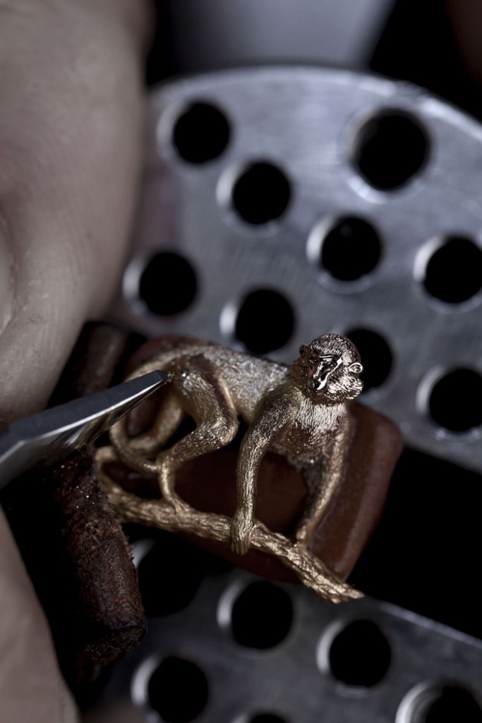 il lavoro di soccorso è fatto in oro e poi si fa una patina di colore nero onxy