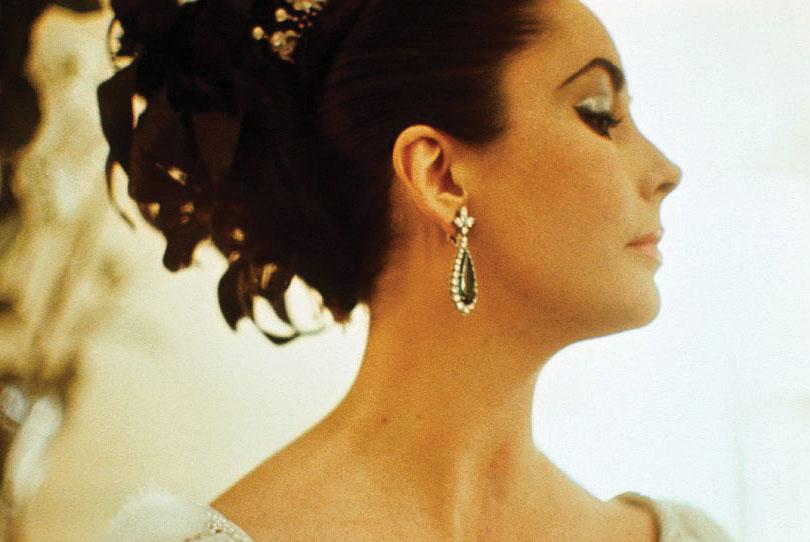 Elizabeth Taylor first went to Rome to film Cleopatra in 1962, the golden age of film, and fell in love with Bulgari. 