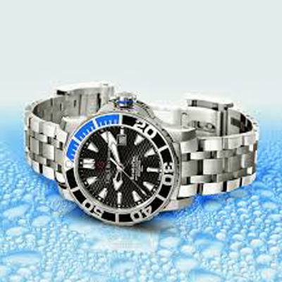 The Patravi ScubaTec is available on bracelet with extension for wetsuit, or on rubber strap. 