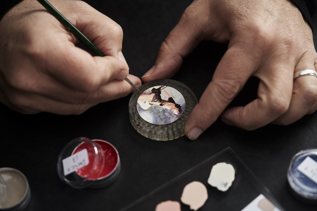 Hand painting a Ulysse Nardin Manera dial at Donze Cadrans.