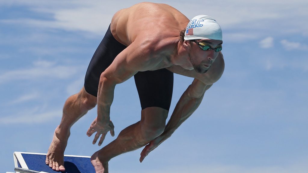 Michael Phelps dives in at Rio 2016