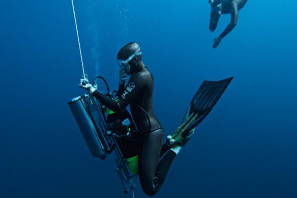 se_diver300m_divers_1600x1200