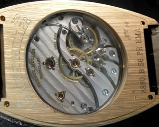 The in-house made movement is equipped with two barrels.