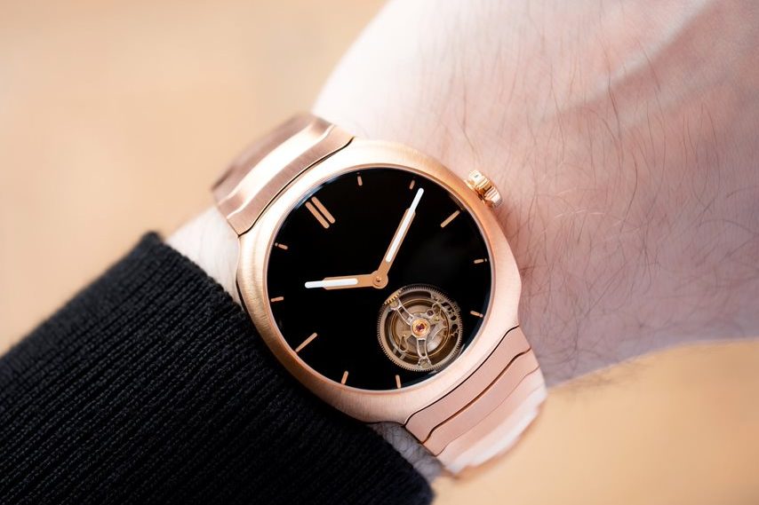 wrist Introducing the Streamliner Tourbillon Vantablack® 18-karat gold watch